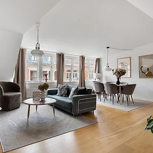 Sanders Leaves - Precious Two-bedroom Penthouse In Downtown Appartement